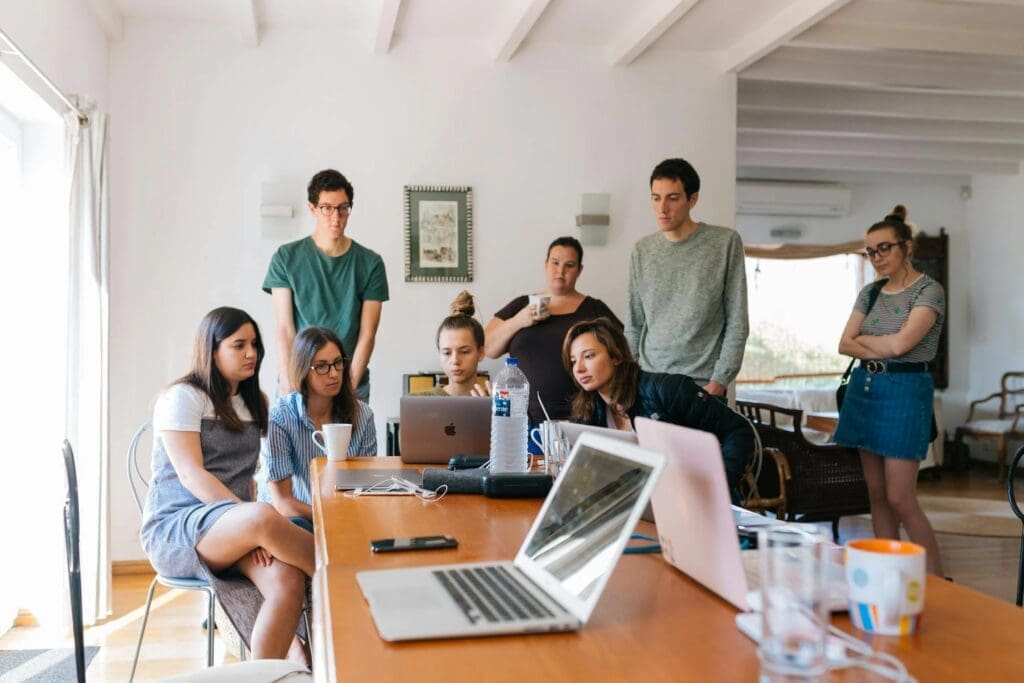 collaborateurs au travail